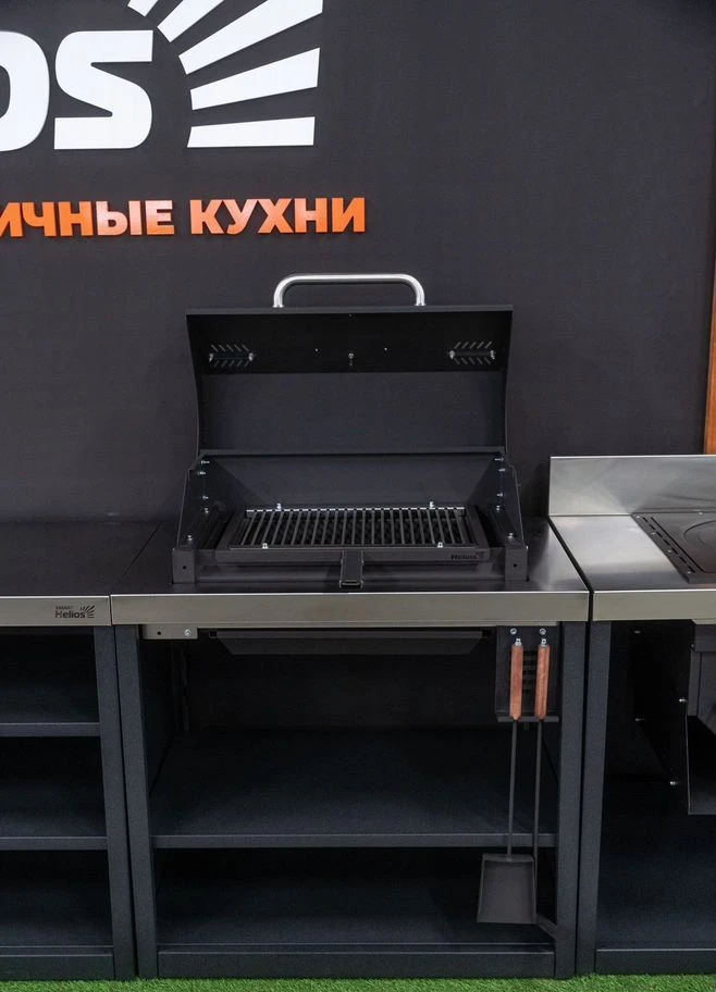 Кухня компактная мангальная зона с мойкой и столом